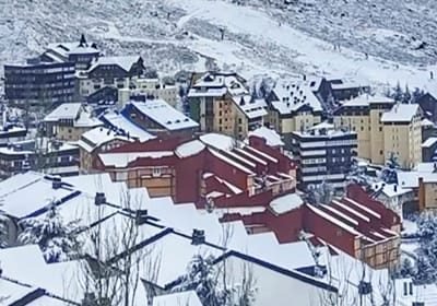 Vista de Pradollano, en Sierra Nevada, con edificios nevados y pistas de esquí al fondo. Copiar ALT
